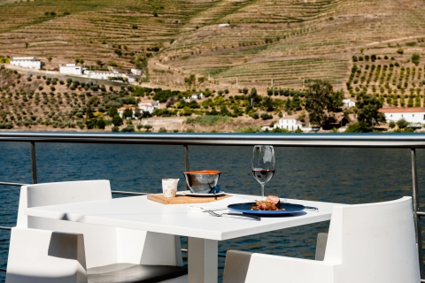 Douro Valley: Guided Tour, Boat Cruise and Michelin Lunch