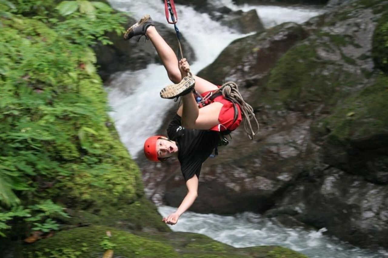 Manuel Antonio: Zipline, Abseilen und Wasserfälle Tour