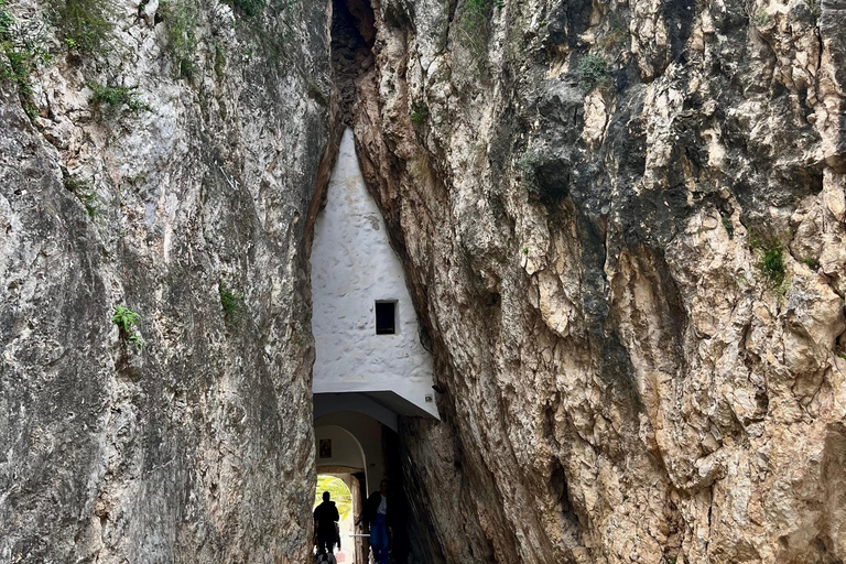 Private Tour Alicante: Wineries with Tasting and Guadalest Castle