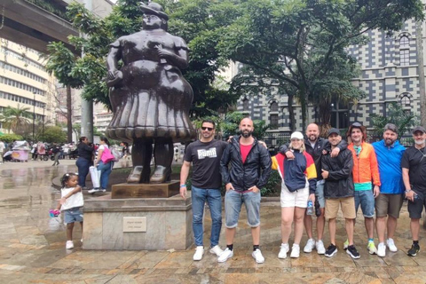 Medellin: Comuna 13 Graffiti Tour with Cable Car Ride