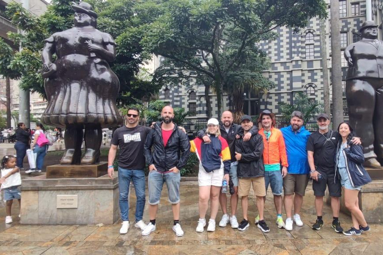 Medellin: Comuna 13 Graffiti Tour with Cable Car Ride