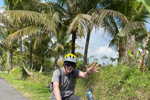 Ubud: Downhill-cykeltur med risfält, vulkan och måltidPrivat grupp