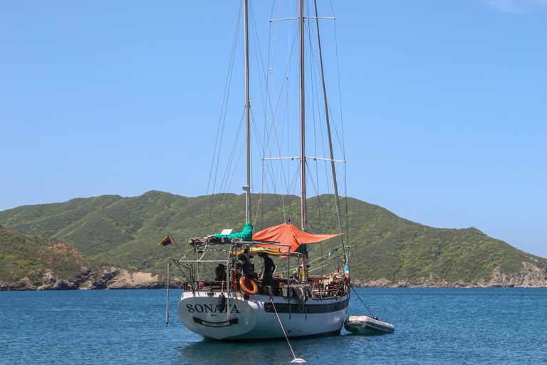 Tour in Velero a Bahía Concha Parque TayronaTour in barca a vela al Parco Bahía Concha Tayrona