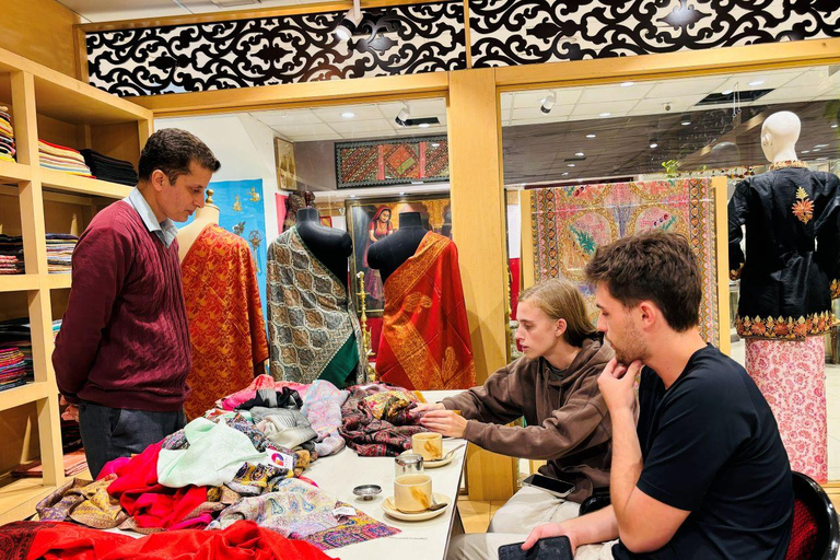 Delhi: Guided Shopping Tour Experience with Female Expert Exclusive Full-Day Shopping Tour with Female Expert Guide