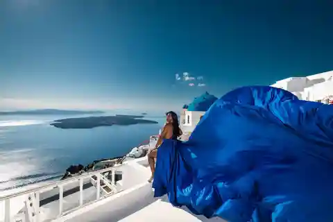 Vliegende jurk Fotoshoot in Santorini met ophaalservice vanaf je hotel