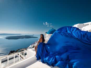 Fotografering med flygande klänning på Santorini med upphämtning på hotellet
