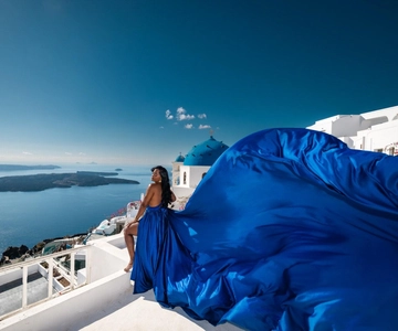 Sessão fotográfica com vestido voador em Santorini com recolha no hotel