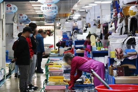Busan: Local Market, Jokbal Dinner, and Beach Experience