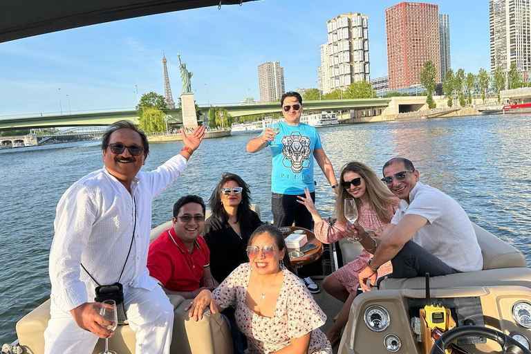 Paris: Private Seine River CruiseConquête 2,30h