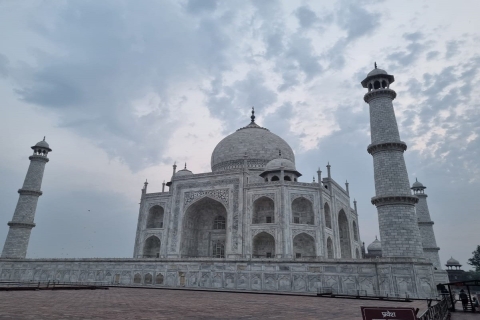 Vanuit Delhi: Taj Mahal-tour op dezelfde dag met A / C-autoTour met airconditioning Alleen auto en lokale gids