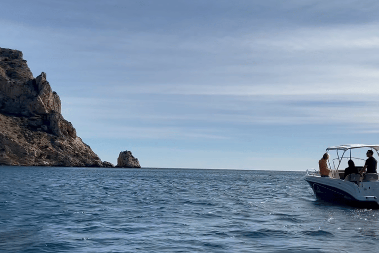 Barco particular na costa de Denia e Javea. Meio dia