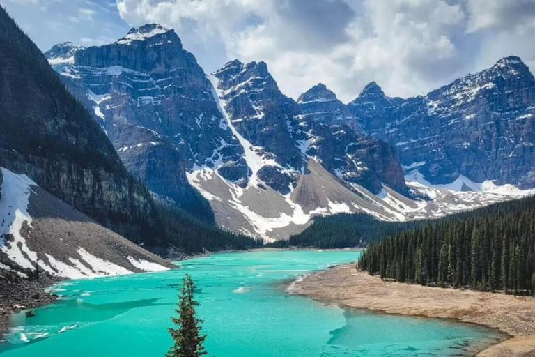 Banff: Lake Louise and Moraine Lake Tour with Pickup & Drop