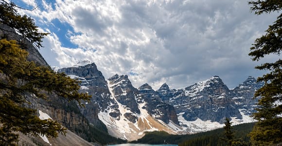 From Edmonton: Moraine Lake, Lake Louise, and Banff Day Trip