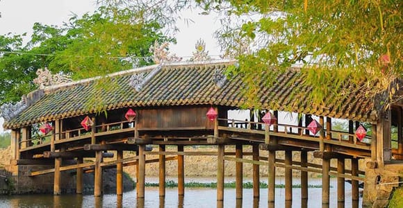 Hue to Hoi An Bus Tour with 4 Scenic Stops