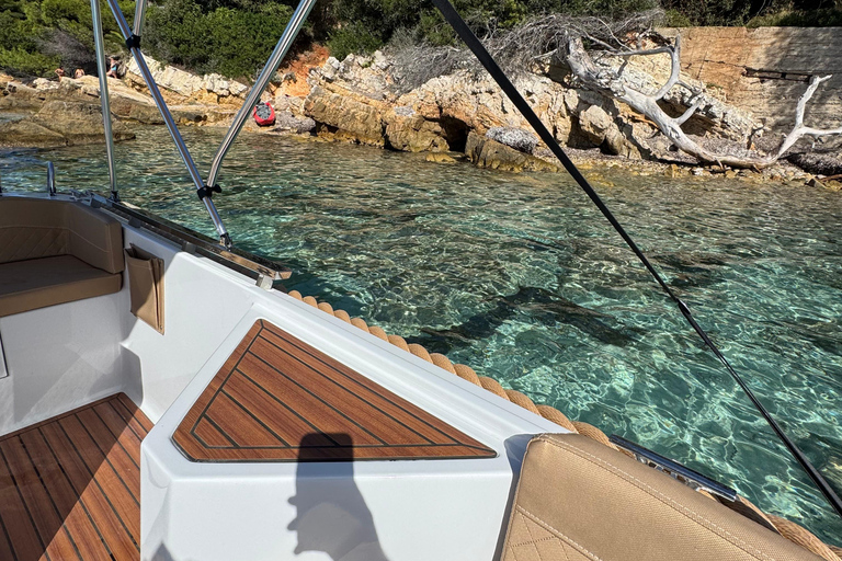Mandelieu-la-Napoule: Luxury Boat Rental Without a License Mandelieu - 8-hour luxury boat rental without a license (6 people)