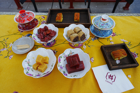 Lao Beijing Shichahai Hutong: Courtyard, Opera, Tea & Snacks Exclusive Private Shichahai Hutong Tour(Private tour)