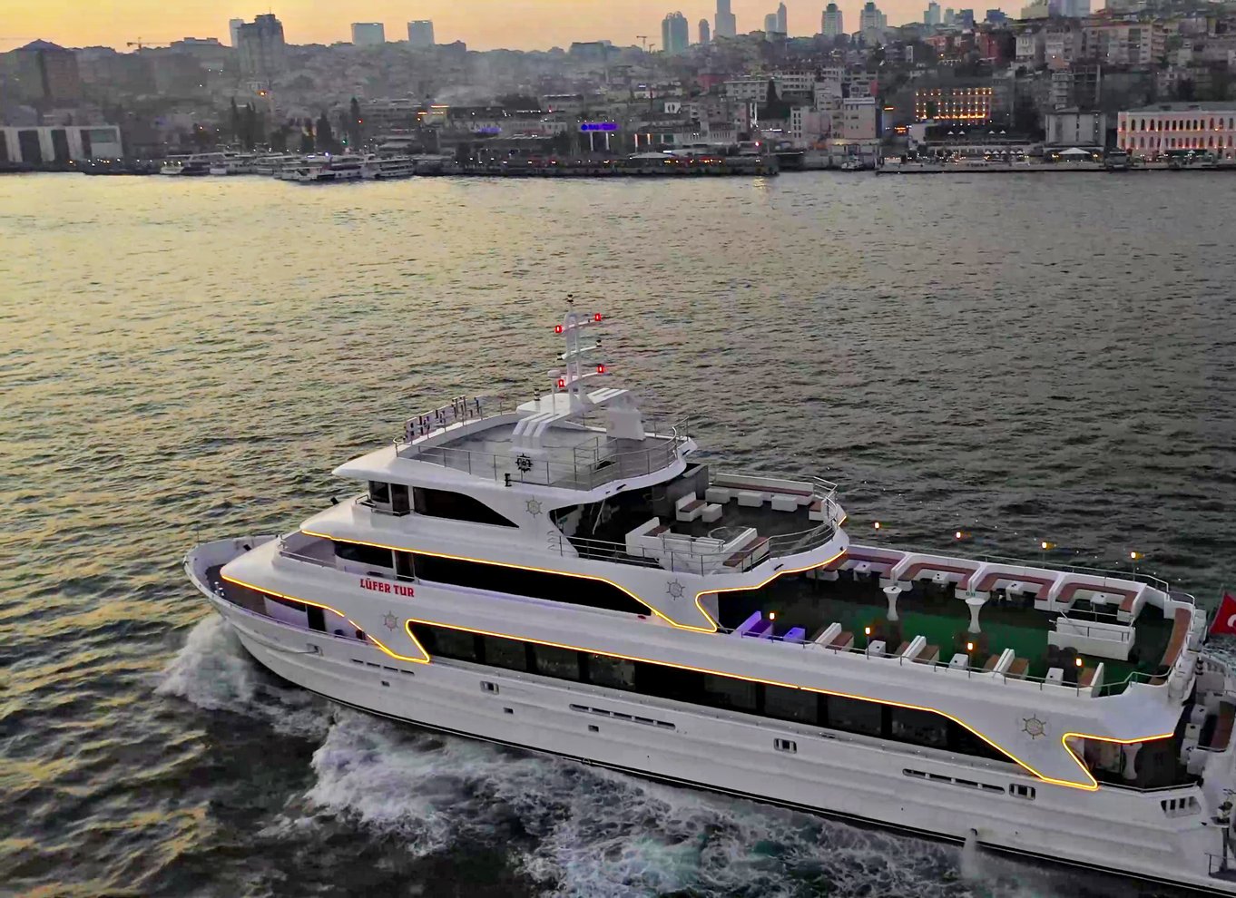 Istanbul: Bosporus-middagscruise og show med privat bord