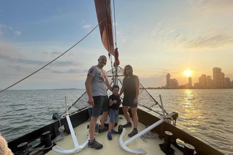 Cartagena : Promenade en bateau pirate au coucher du soleil à Carthagène+bar ouvert