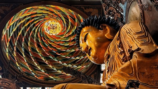 Shanghai: Day of Buddhism, Prayer & Creativity Experience