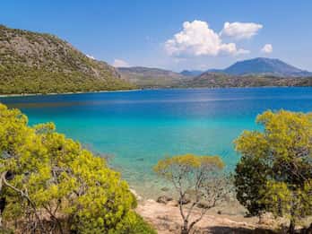 Utforsk Loutraki og Vouliagmeni-sjøen: Natur og avslapning