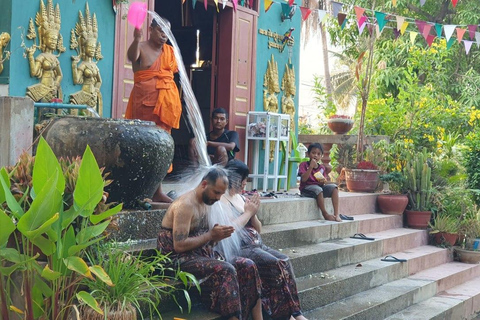 Benedizione buddista dell&#039;acqua e mercato locale a Siem Reap