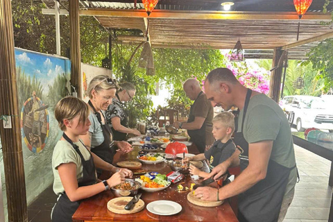 Tour del mercato, giro in barca a cesto e lezione di cucina con HangcoconutCompletamente funzionante