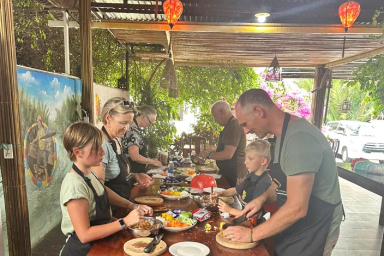 Tour del mercato, giro in barca a cesto e lezione di cucina con HangcoconutCompletamente funzionante