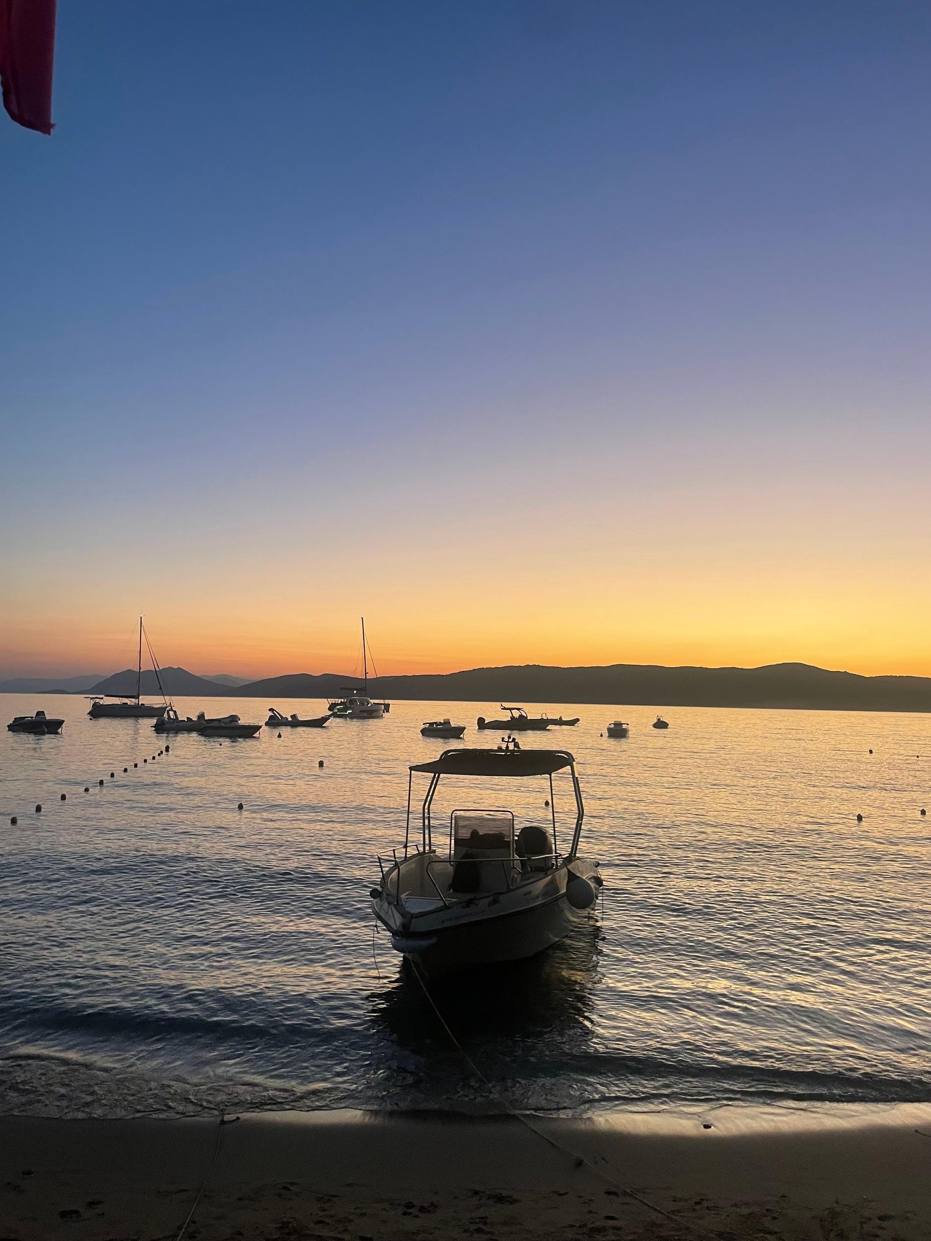 Skiathos: Private Bootsfahrt bei Sonnenuntergang – ohne Lizenz