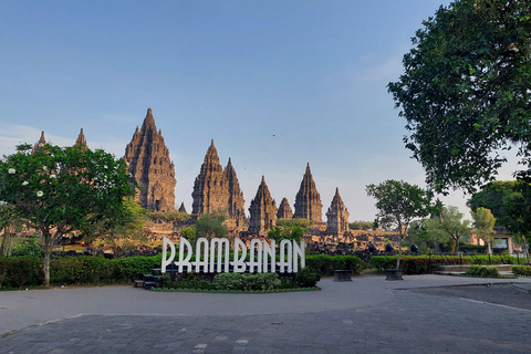 Yogyakarta : L&#039;ascension VIP de Borobudur et la visite du temple de Prambanan