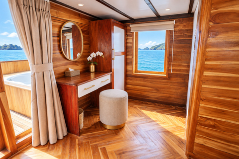 Labuan Bajo: 3-Day Komodo Sailing Luxury Boat with All Fees Deluxe Boat - Private Standar Room (2pax/room)