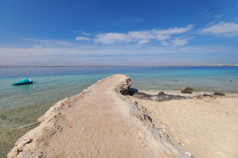 Hurghada: Delfines, snorkel y excursión en yate a la isla de Magawish