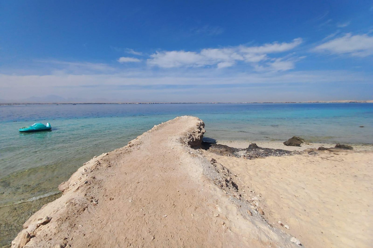 Hurghada: Delfines, snorkel y excursión en yate a la isla de Magawish