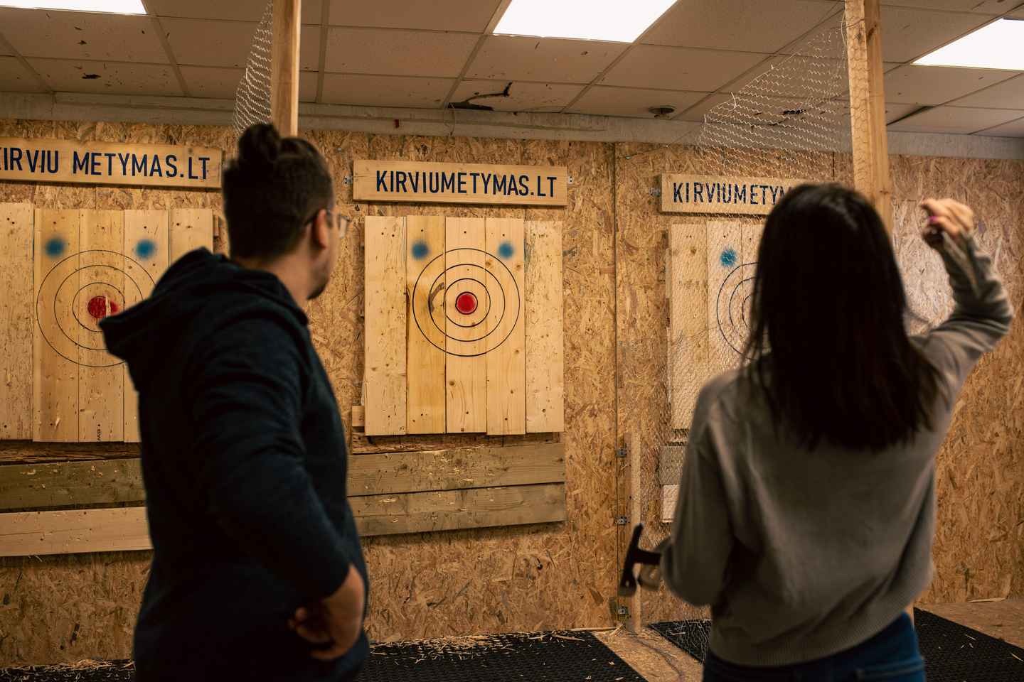 Vilnius: Indoor Axe-Throwing Experience