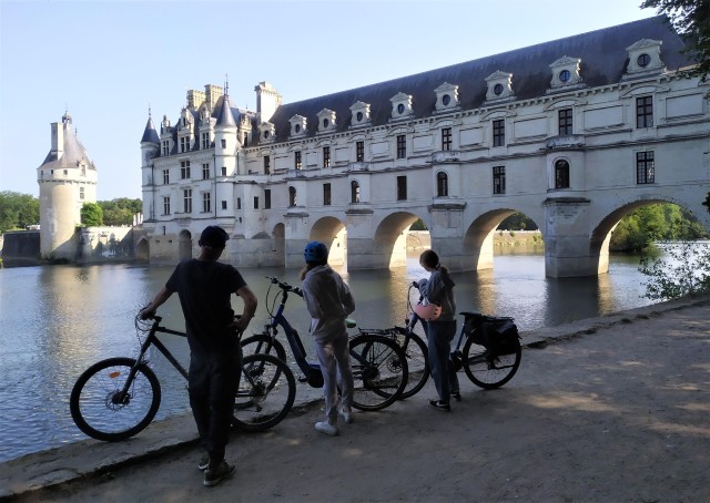 Visit Chenonceau guided ebike ride and wine & cheese picnic lunch in Blois
