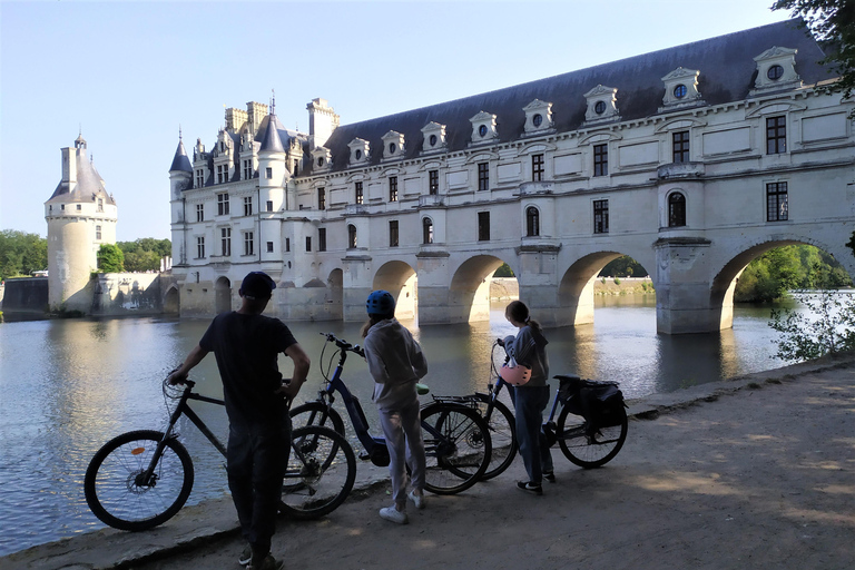 Chenonceau: giro guidato in ebike e pranzo al sacco con vino e formaggioDivertente tour in ebike a Chenonceau con degustazione di vini e formaggi