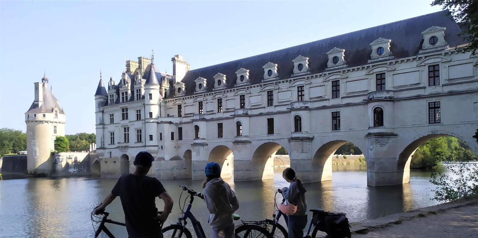 Chenonceau guided ebike ride and local wine cheese picnic