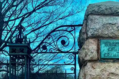 Чикаго: Пешеходная экскурсия с гидом по кладбищу Грейсленд