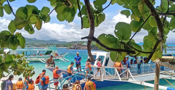 Boracay: Island Hopping & Snorkeling Tour with Buffet Lunch