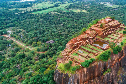 Excursão de um dia de Kandy a SigiriyaKandy para Sigiriya Excursão de um dia particular em mini van