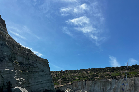 Lo mejor de Milos en velero: Kleftiko, playas y almuerzo griego