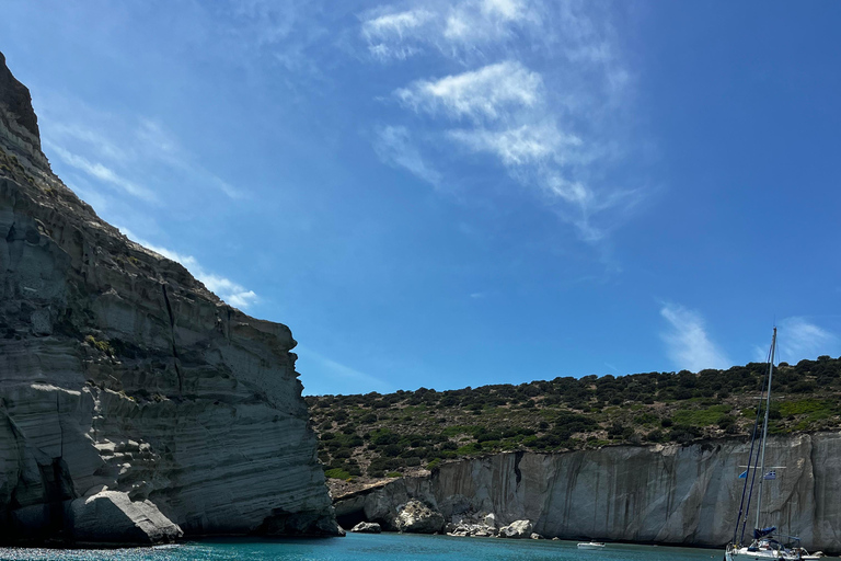 Lo mejor de Milos en velero: Kleftiko, playas y almuerzo griego