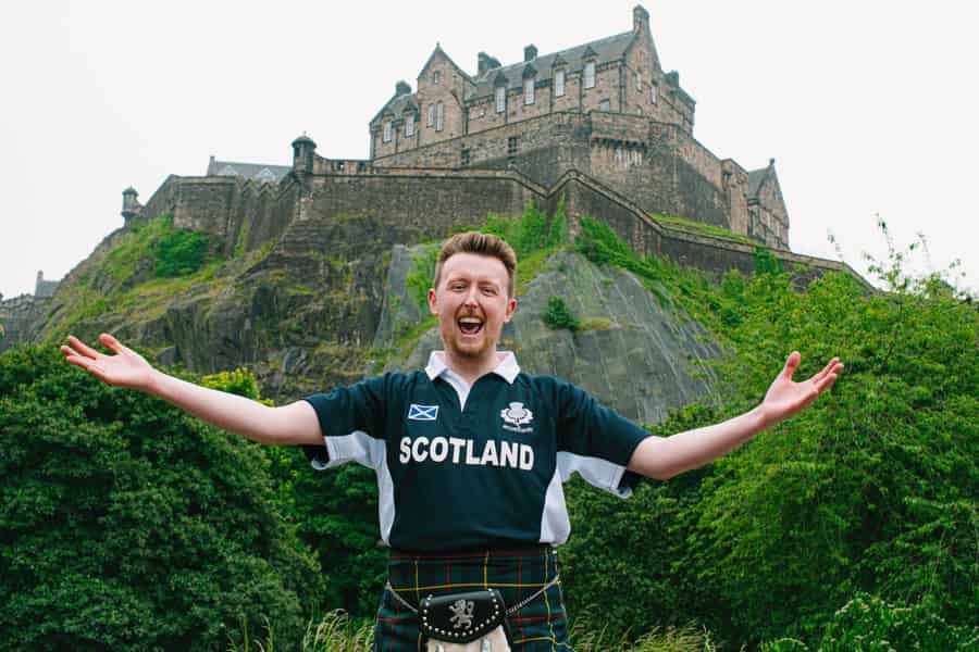 Tickets & Tour für Edinburgh Castle – schottischer Guide im Kilt. Foto: GetYourGuide