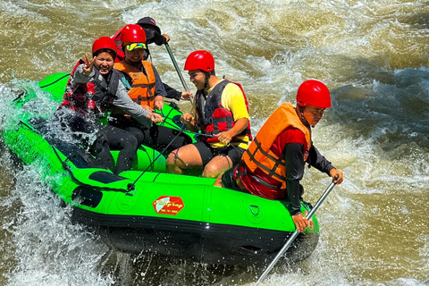 Phuket/Phang Nga: Excursión en quad, tirolina, rafting y cascada