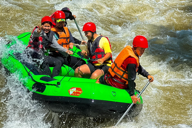 Phuket/Phang Nga: Excursión en quad, tirolina, rafting y cascada