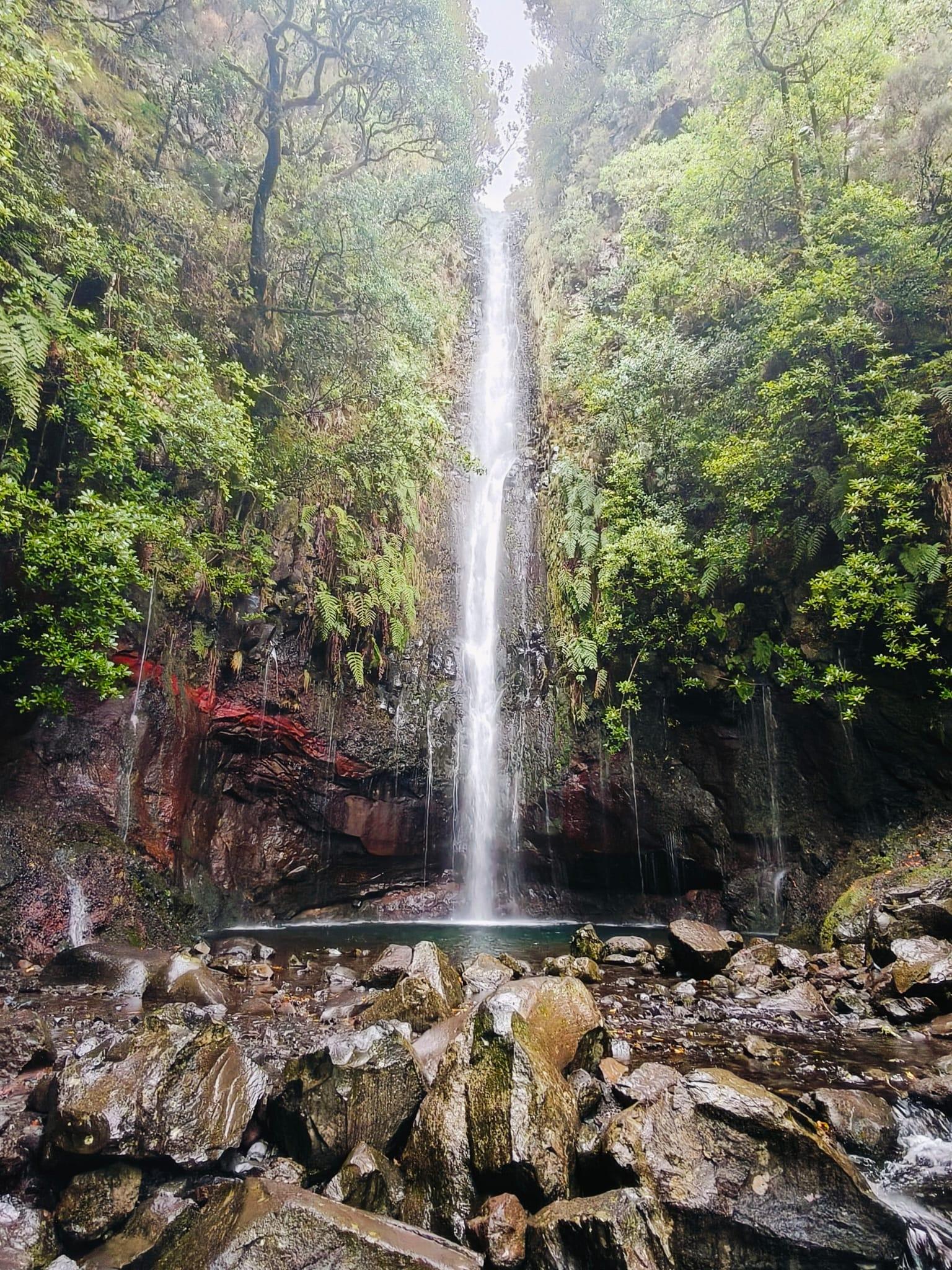 Madeira: Geführte Wanderung von Rabaçal zu den 25 Quellen & zum Risco-Wasserfall