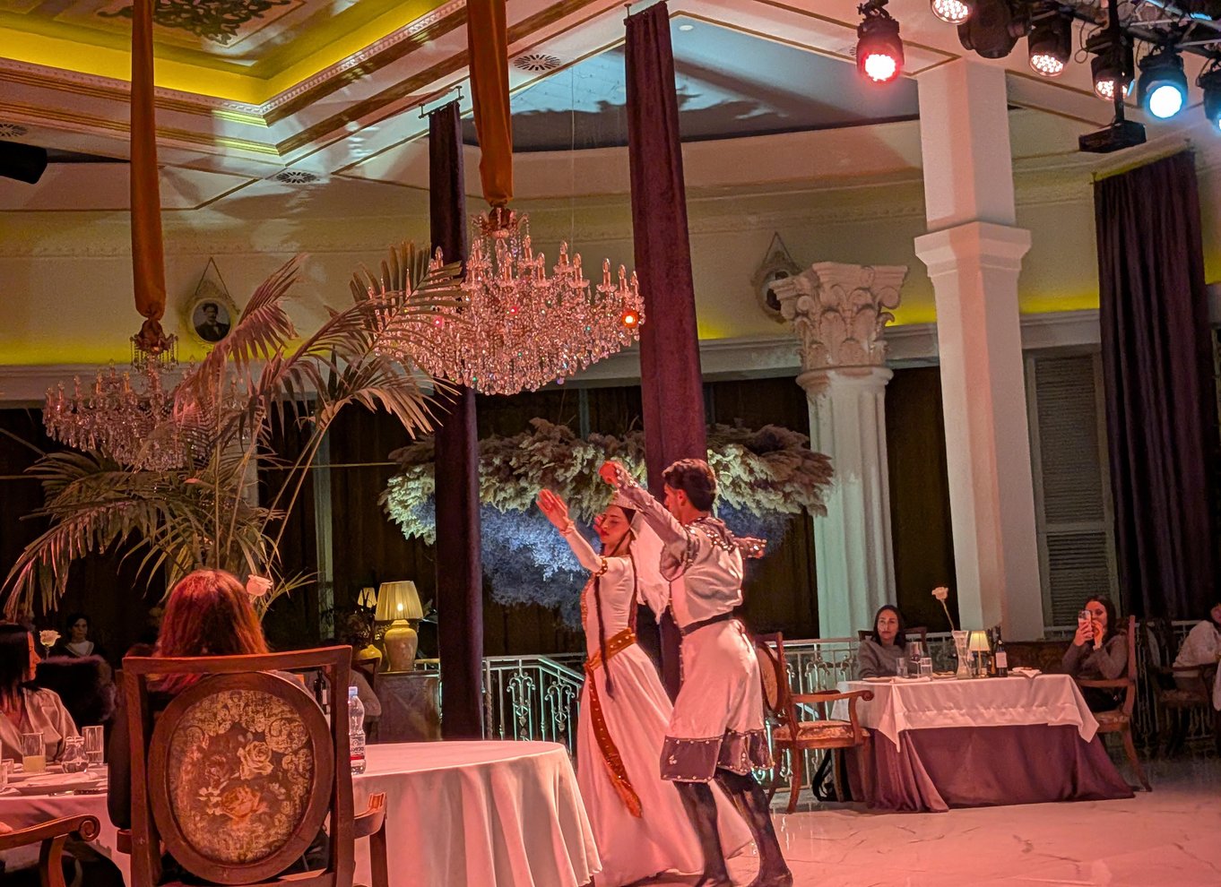 Tbilisi: georgisk middag, danseshow og afhentning på hotellet