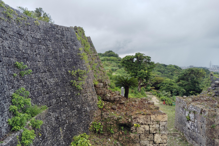 Okinawa: tour del castello di Nakagusuku, panorami e leggende (1,5 ore)Okinawa: tour panoramico e leggende del castello di Nakagusuku (1,5 ore)