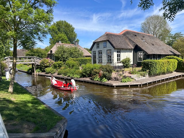 Amsterdam: Transfer to Giethoorn with optional guided cruise
