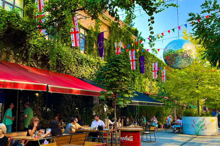 第比利斯：与 Chacha 一起徒步导览法布里卡和 Chughureti英语 - 小型团体之旅 - 3 小时