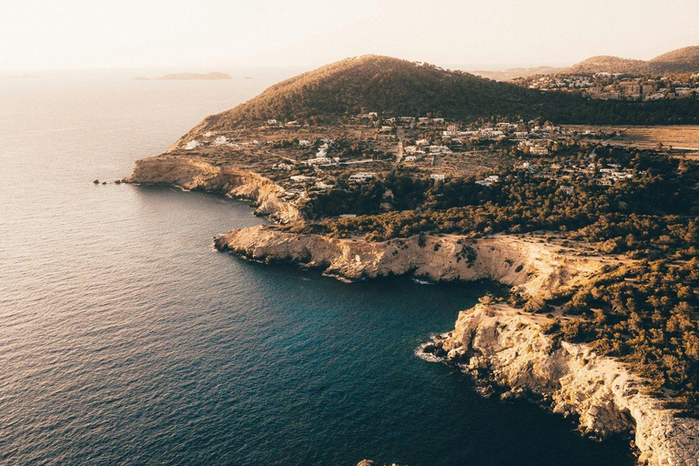 Ibiza: Crociera con colazione su uno yacht a tema James Bond